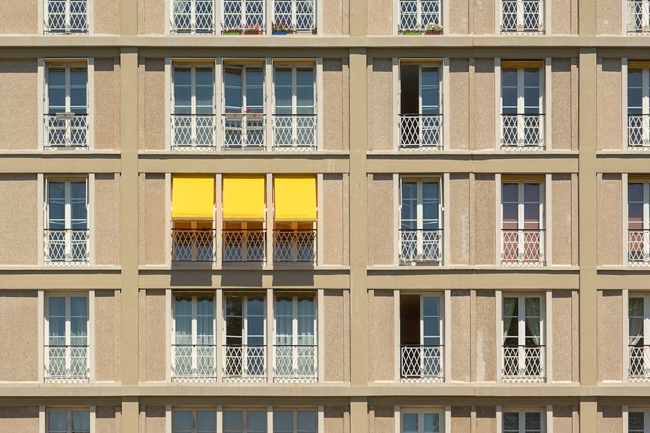 Markýza na balkon v paneláku: výběr, kotvení do zateplené fasády a rozpočet 8-35 tisíc Kč