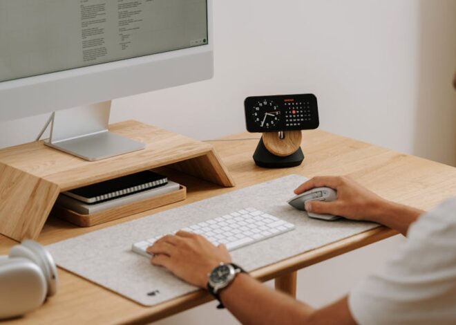 Výškově nastavitelný stůl do domácí kanceláře: výběr rámu a desky, kabeláž a ergonomie do 8-30 tisíc Kč