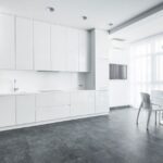 Renovace kuchyňské linky samolepicí fólií bez bublin: výběr, příprava, lepení krok za krokem a rozpočet 800-3000 Kč