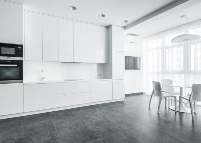Renovace kuchyňské linky samolepicí fólií bez bublin: výběr, příprava, lepení krok za krokem a rozpočet 800-3000 Kč