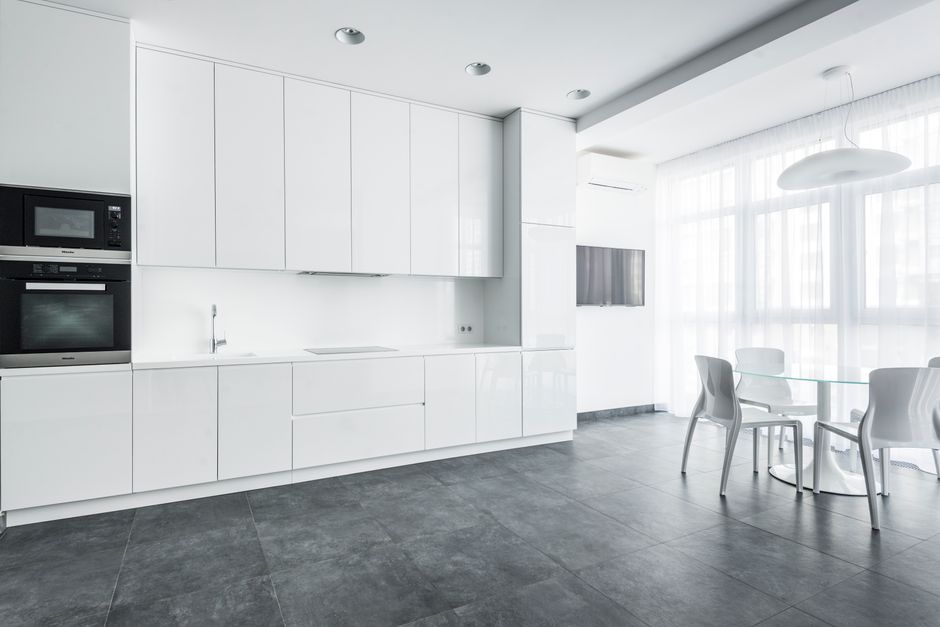 Renovace kuchyňské linky samolepicí fólií bez bublin: výběr, příprava, lepení krok za krokem a rozpočet 800-3000 Kč