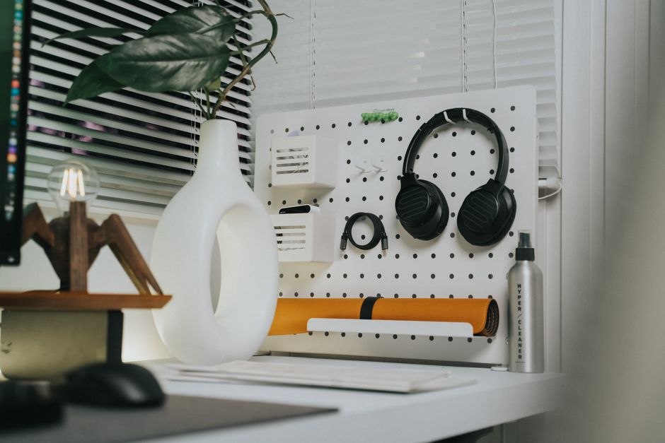 Pegboard na zeď v bytě bez chyb: návrh, materiály, kotvení a rozpočet 600-1800 Kč/m2