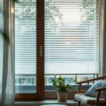 Venkovní žaluzie na panelákový balkon: výběr, montáž a rozpočet